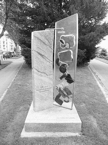 Brest : le monument 'Aux victimes de l'amiante'.