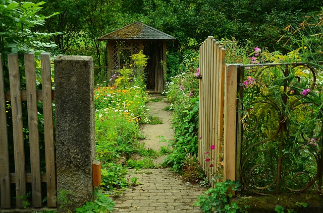 Un jardin avec une porte qui s'ouvre.