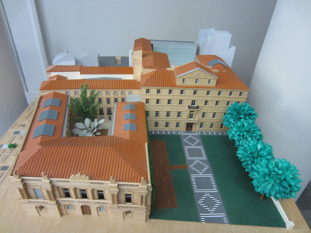 Model of the building hosting the Fabre museum, front view. It is exhibited inside the museum, in the Massilian vestibule.