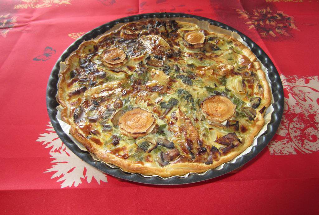 Salty tart with mushrooms, leeks and camembert.