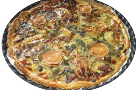 Salty tart with mushrooms, leeks and Camembert