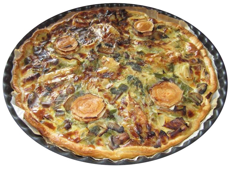 Salty tart with mushrooms, leeks and Camembert