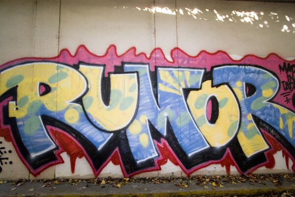 Photo du mot rumor tagué sur un mur.