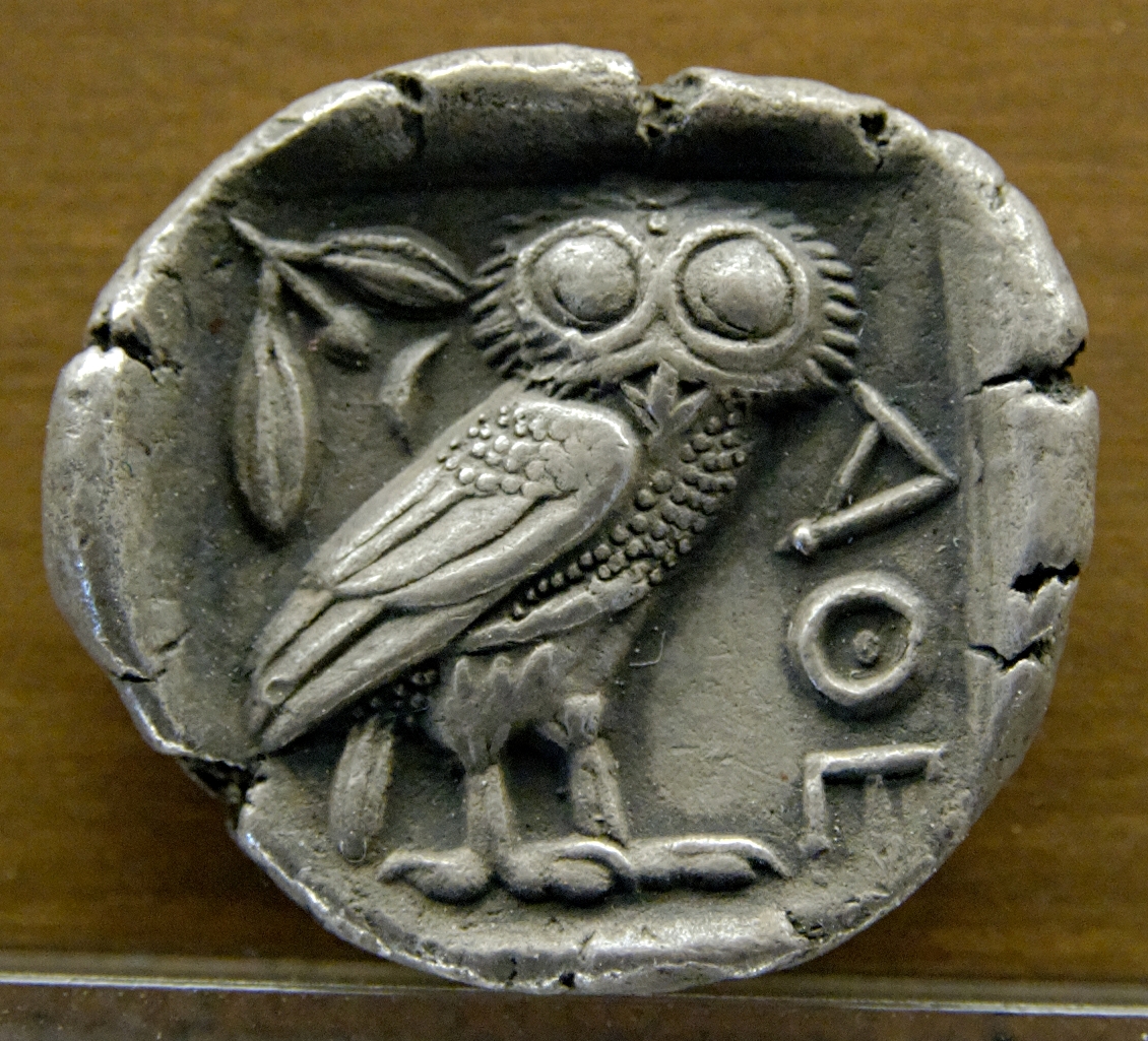 La chouette d'Athéna, symbole de connaissance dans le monde occidental.
Cliquer pour aller sur la page web de l'événement. Chouette de trois-quarts à droite. Revers d'un tétradrachme d'argent d'Athènes, vers 480-420 av. J.-C.