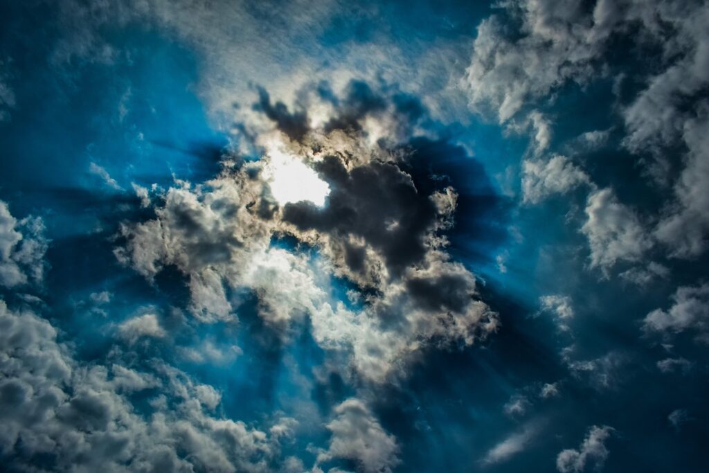 Un ciel avec des nuages sombres percés par des rayons de soleil. Crédits : dimitrisvetsikas1969, pixabay.