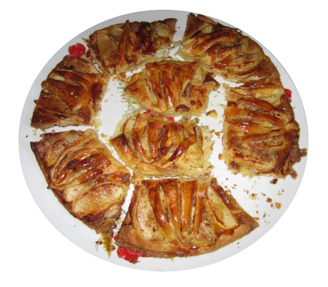 Chaussons aux pommes avec de la cannelle et du sucre.