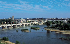 Tours et, au premier plan, le pont Wilson sur la Loire.
