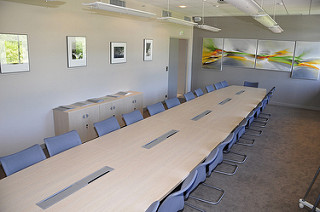 Une salle de conférence.