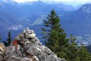 Un paysage de montagne avec un cairn.
